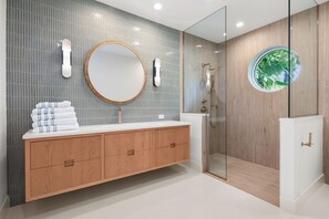 Hair dryer, towels, soap, toilet paper - NEW Naples remodeled designer home with Gulf Access and neighborhood clubhouse (Naples)