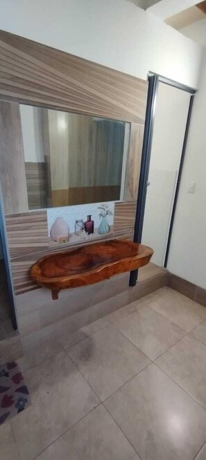 Suite, Garden View | Bathroom | Towels, soap, shampoo, toilet paper