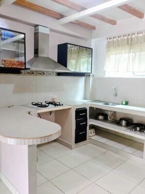 Apartamento, patio, vistas al jardín | Cocina privada