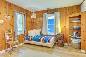 2 bedrooms, iron/ironing board, Internet, bed sheets - Cozy Cottage Just 2 Blocks From the River! (Colonial Beach)