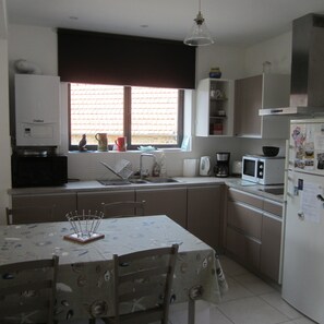 Kühlschrank, Mikrowelle, Ofen, Geschirrspüler