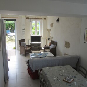 TV, books, music library, stereo