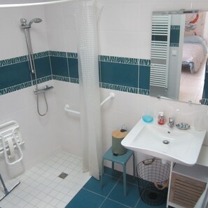 Regadera, secadora de cabello, toallas, papel de baño 