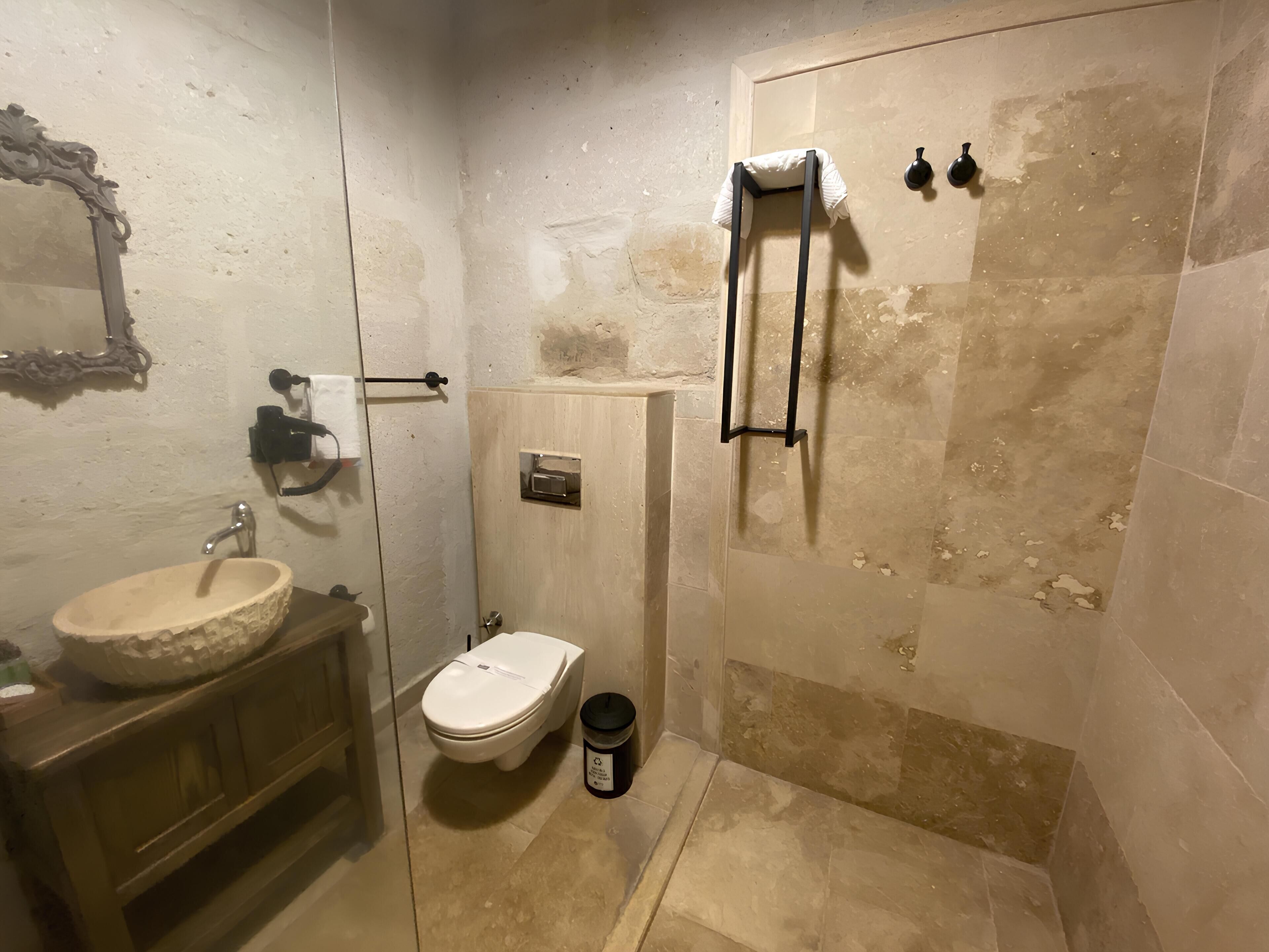 舒适四人房, 阳台, 花园景观 | 浴室 | 免费洗浴用品、吹风机、拖鞋、毛巾