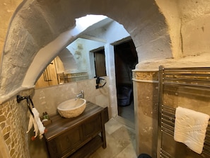 Economy Double Room, Garden View | Bathroom | Free toiletries, hair dryer, slippers, towels