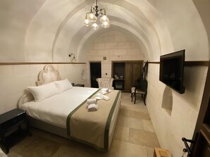 Comfort Room, Courtyard View | In-room safe, desk, soundproofing, iron/ironing board