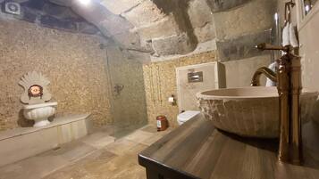 Superior Room | Bathroom | Free toiletries, hair dryer, slippers, towels