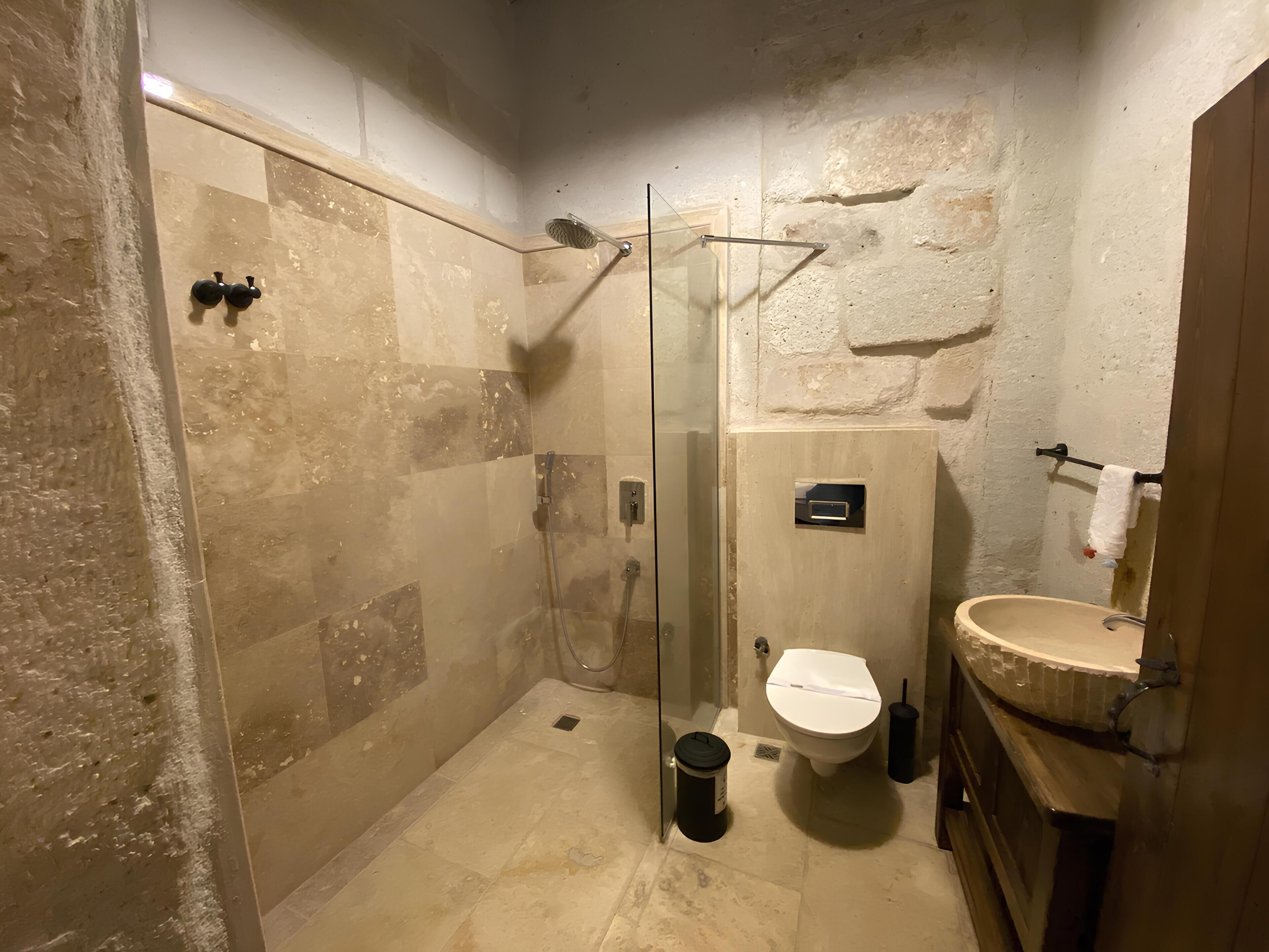 高级房, 阳台, 庭院景观 | 浴室 | 免费洗浴用品、吹风机、拖鞋、毛巾