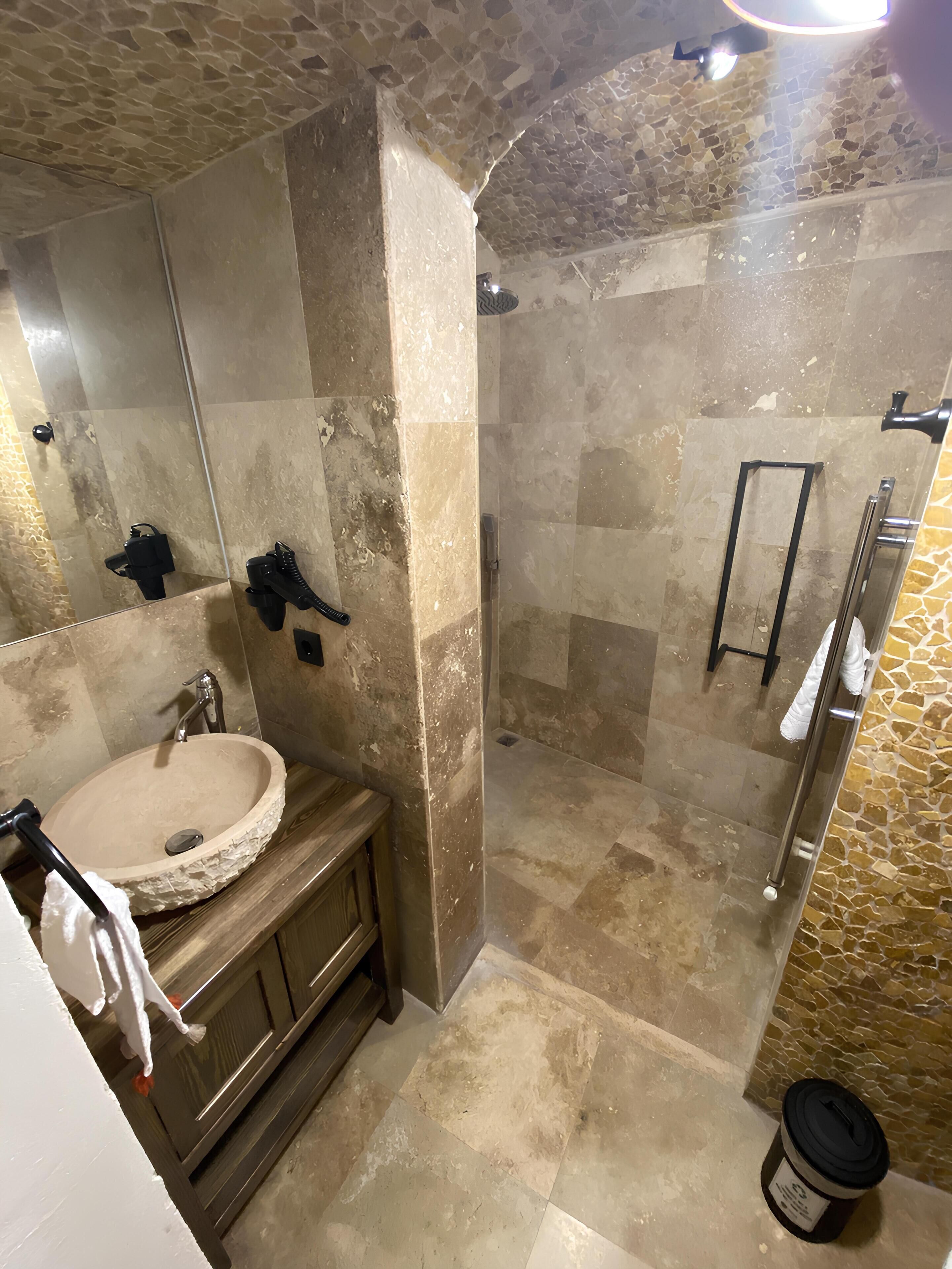 奢华开间套房, 庭院景观 | 浴室 | 免费洗浴用品、吹风机、拖鞋、毛巾