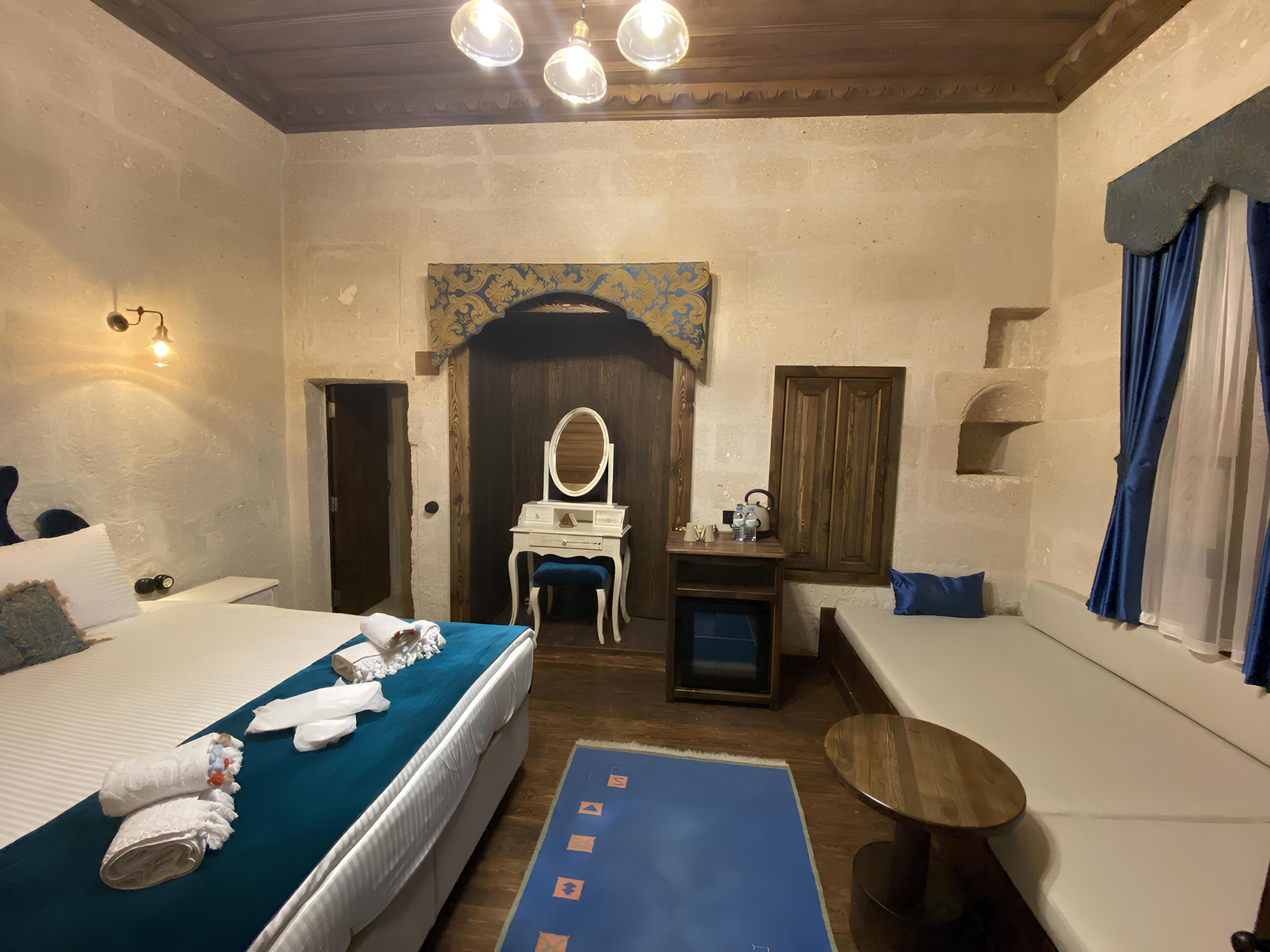 Habitación superior, balcón, vistas al patio | Caja fuerte, escritorio, sistema de insonorización