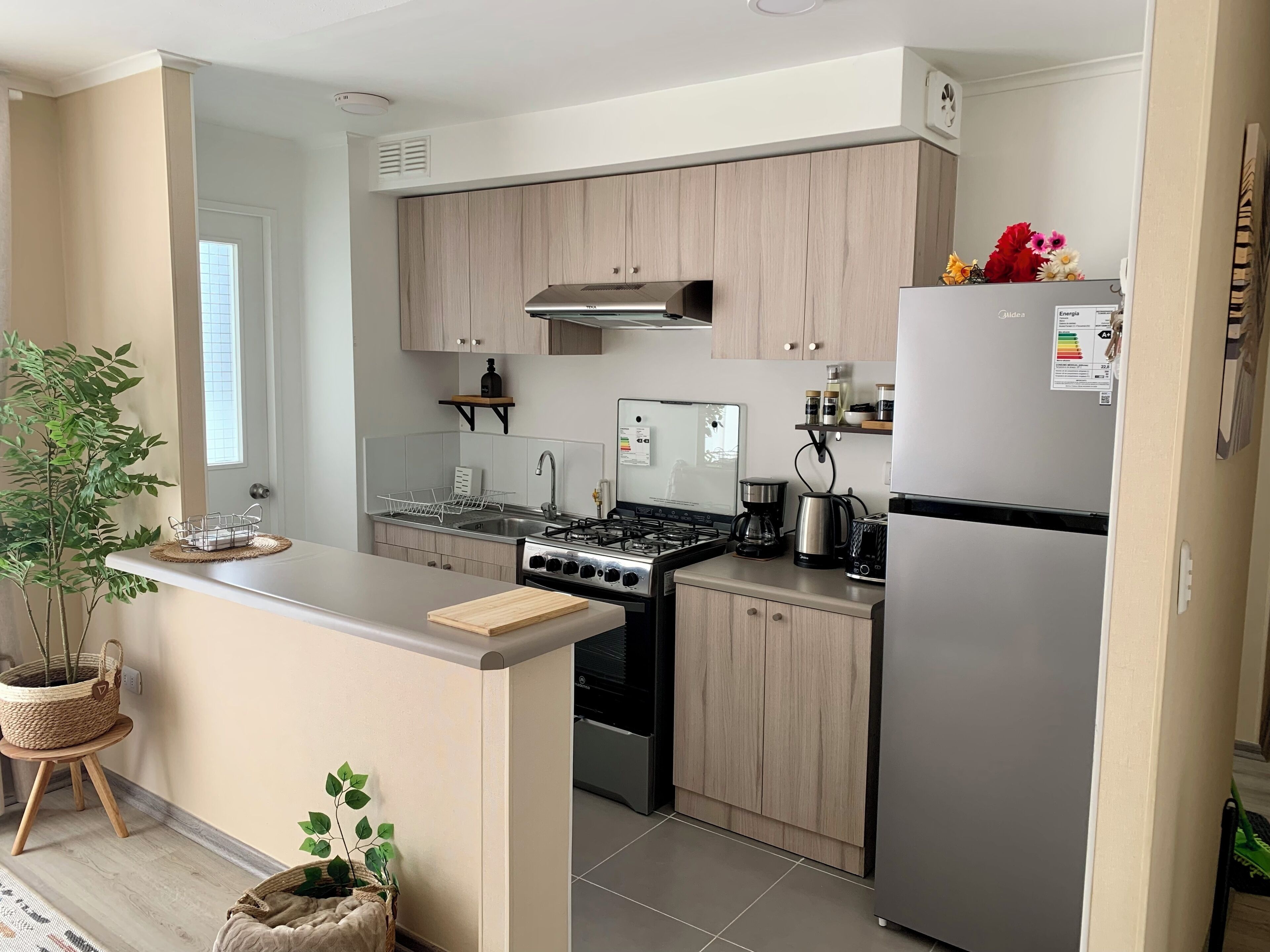 Fridge, oven, stovetop, coffee/tea maker