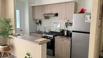 Kylskåp, ugn, spishäll och kaffe- och tebryggare