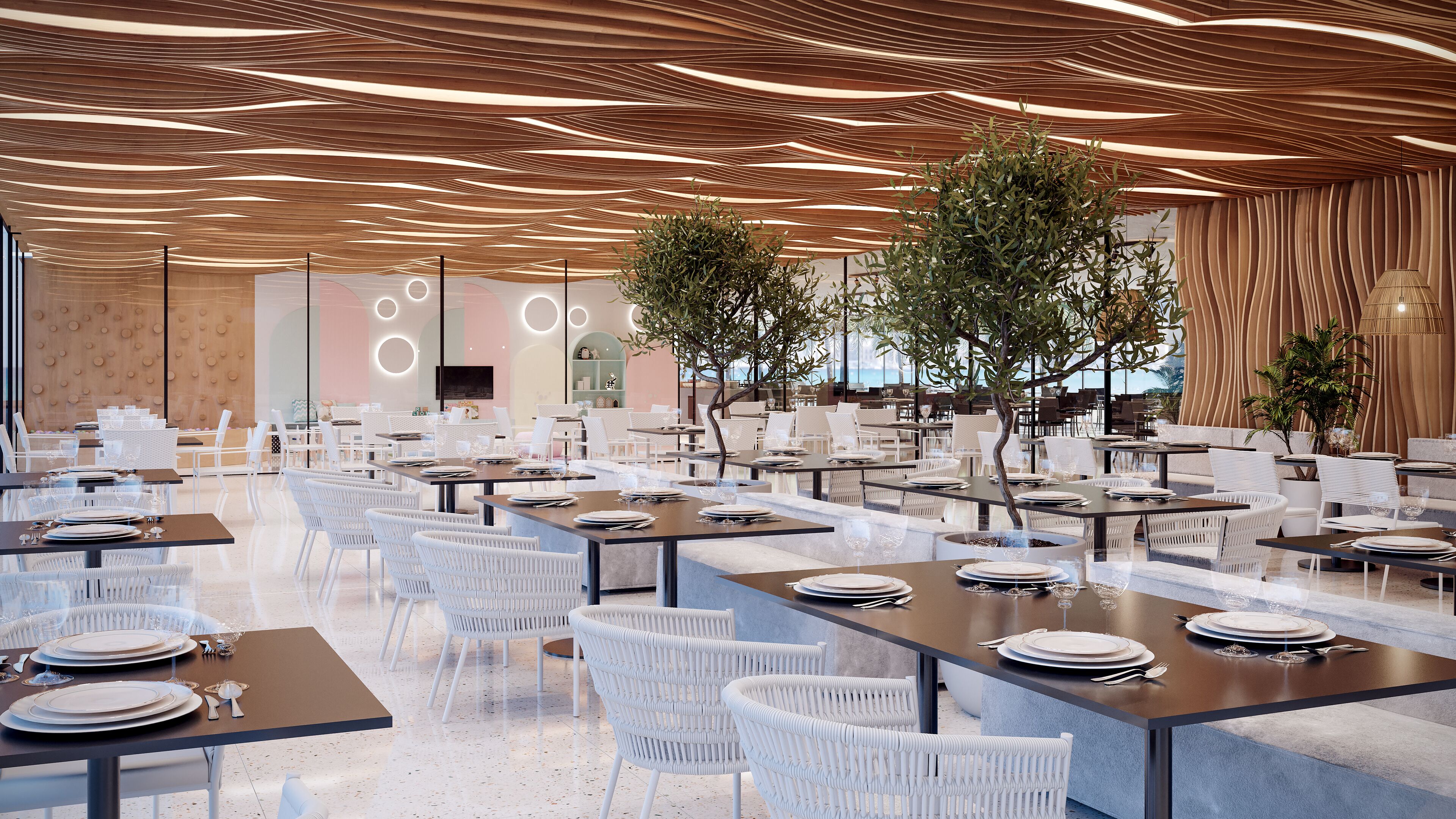 Un restaurant moderne avec des chaises et des tables en osier blanc, un plafond en bois au motif ondulé et des plantes en pot.