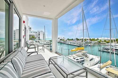 Harbor Hummingbird Haven - 3-bedroom condo with marina views