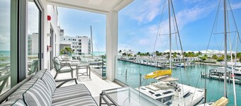 Harbor Hummingbird Haven - 3-bedroom condo with marina views