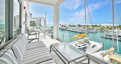 Harbor Hummingbird Haven - 3-bedroom condo with marina views