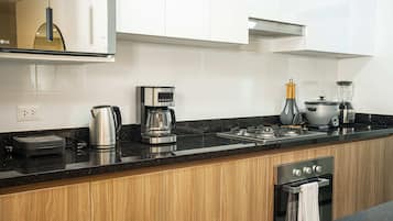 Refrigerador, microondas, horno y cafetera y tetera