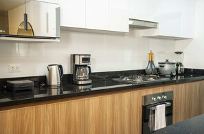 Réfrigérateur, micro-ondes, four, cafetière/bouilloire