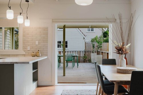 Stylish Retreat Near Lake, Hospital & CBD