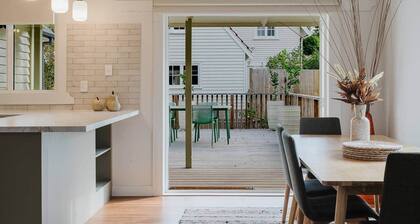 Stylish Retreat Near Lake, Hospital & CBD