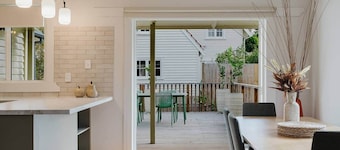 Stylish Retreat Near Lake, Hospital & CBD