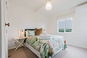 3 bedrooms, iron/ironing board, free WiFi, bed sheets - Stylish Retreat Near Lake, Hospital & CBD (Hamilton)