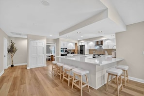 Réfrigérateur, four à micro-ondes, un four, surface de cuisson