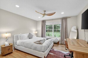 4 bedrooms, desk, iron/ironing board, WiFi (free)