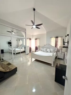 4 chambres, fer et planche à repasser, Wi-Fi, draps fournis