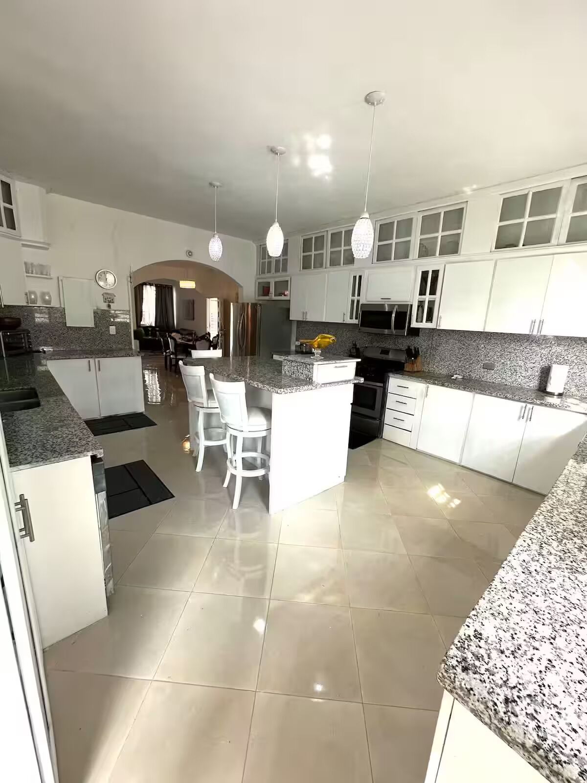 Een microgolfoven, een oven, een kookplaat