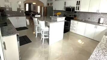 Microondas, horno y placa de cocina