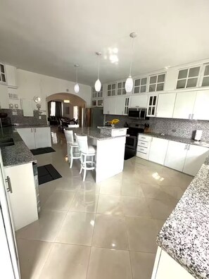 Micro-ondes, four, plaque de cuisson