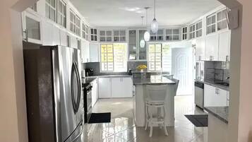 Microondas, horno y placa de cocina