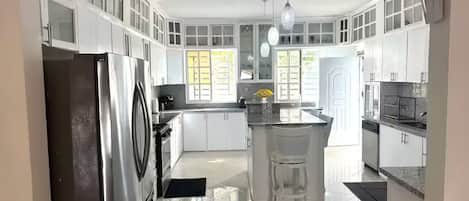 Micro-ondes, four, plaque de cuisson