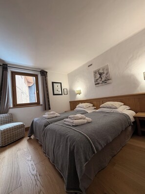 5 bedrooms, desk, iron/ironing board, travel cot - Apartment in the old village, at the foot of the slopes. Residence le SQUAW VALLEY (Val-d'Isère)