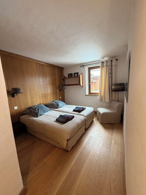 5 habitaciones, escritorio y tabla de planchar con plancha 