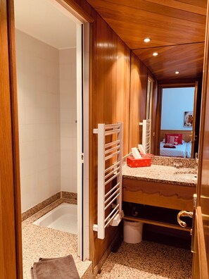Shower, hair dryer, bidet, towels - Apartment in the old village, at the foot of the slopes. Residence le SQUAW VALLEY (Val-d'Isère)