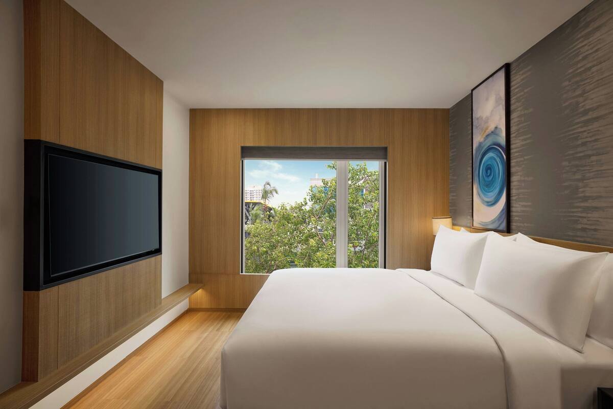 Suite, 1 llit de matrimoni gran, vistes a la ciutat | Roba de llit d'alta qualitat, minibar i caixa forta a l'habitació 
