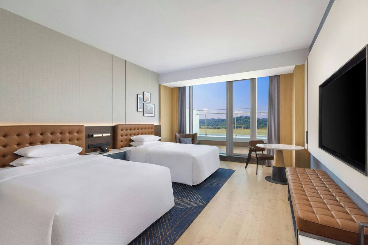 Executive Room, 2 Double Beds, Balcony, River View | WiFi (free)