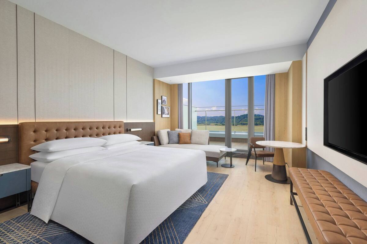 Executive Room, 1 King Bed, Balcony, River View | WiFi (free)