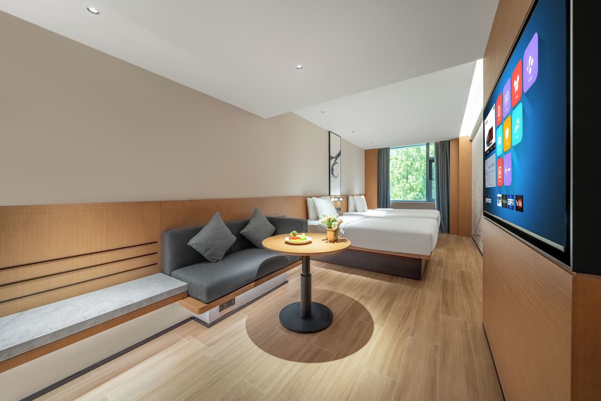 Habitación superior, 2 camas dobles, vistas a la ciudad | Tabla de planchar con plancha y wifi gratis