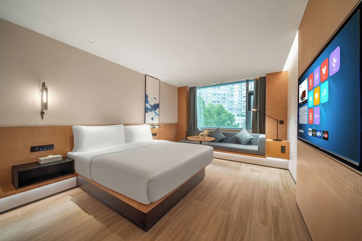 Habitación superior, 1 cama de matrimonio grande, vistas a la ciudad | Tabla de planchar con plancha y wifi gratis