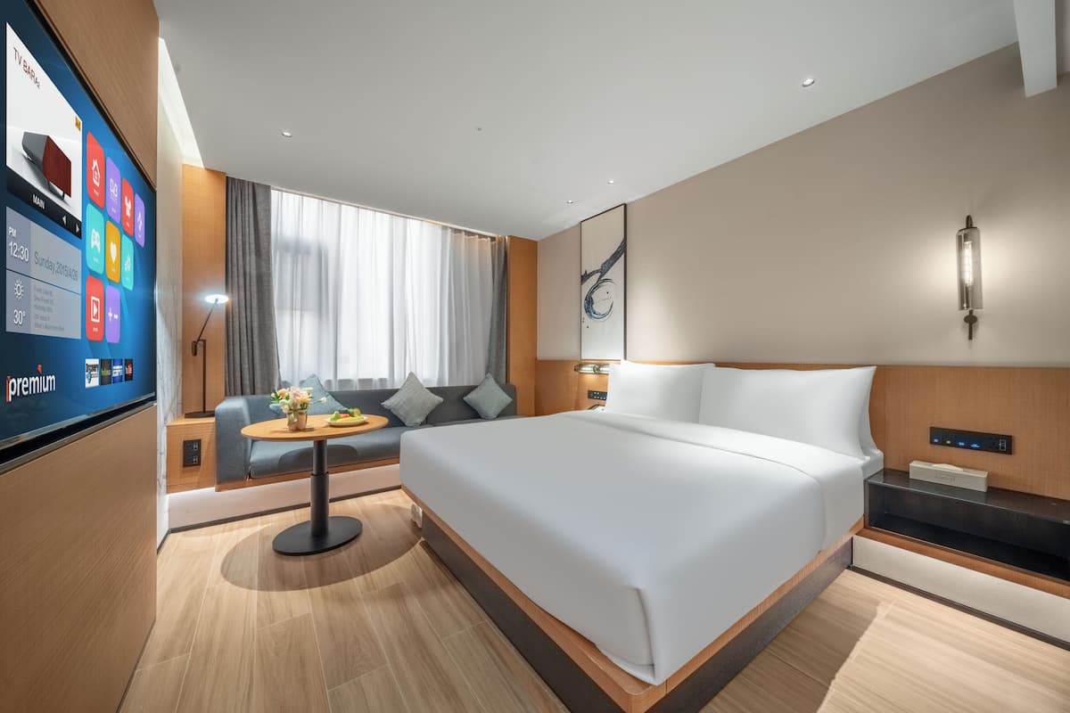 Habitación estándar, 1 cama de matrimonio grande, vistas a la ciudad | Tabla de planchar con plancha y wifi gratis