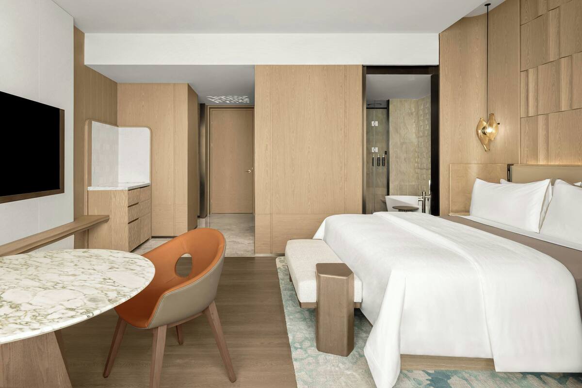 Club Room, 1 King Bed, River View