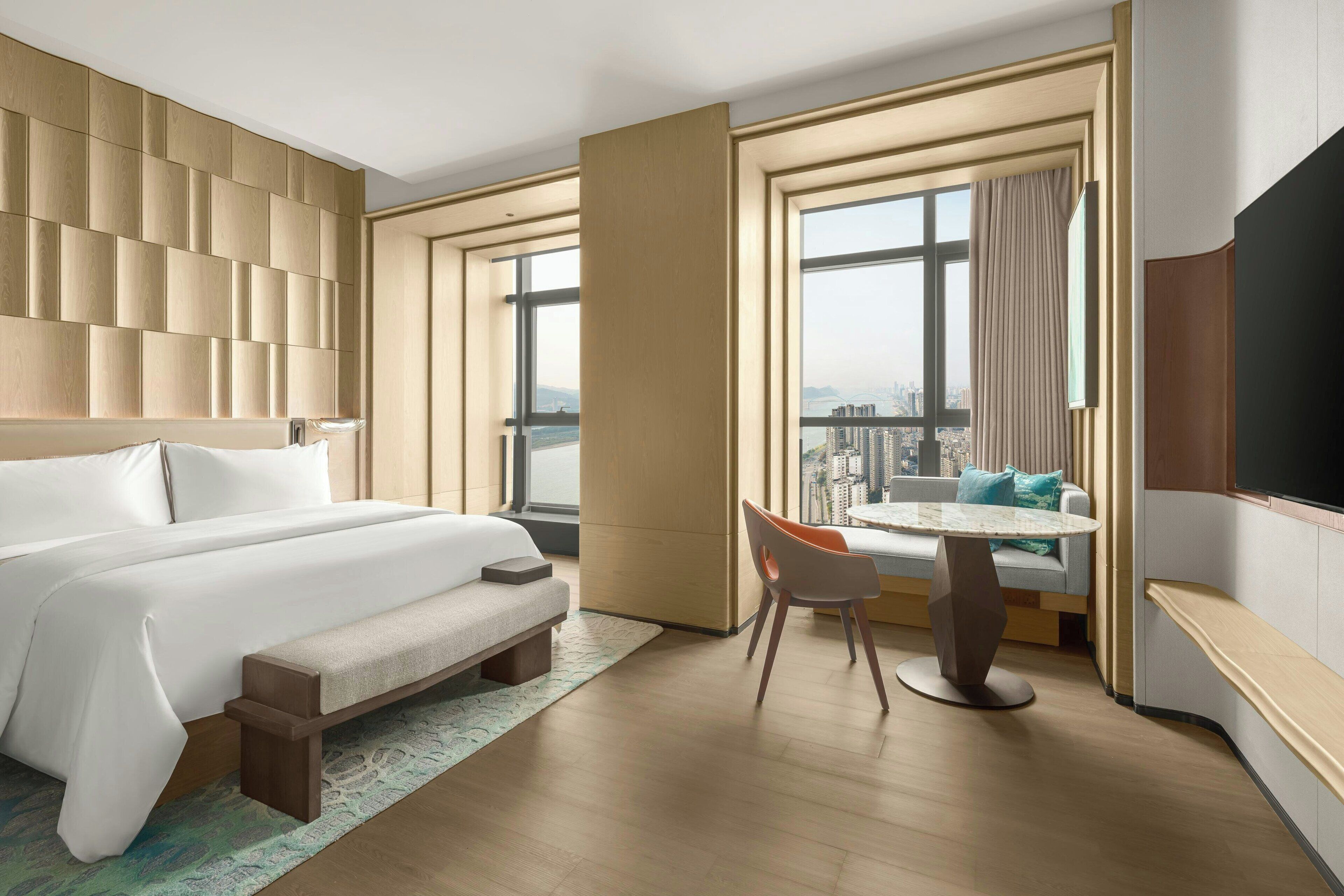 Club Room, 1 King Bed, River View