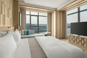 Club Suite, 1 King Bed, River View