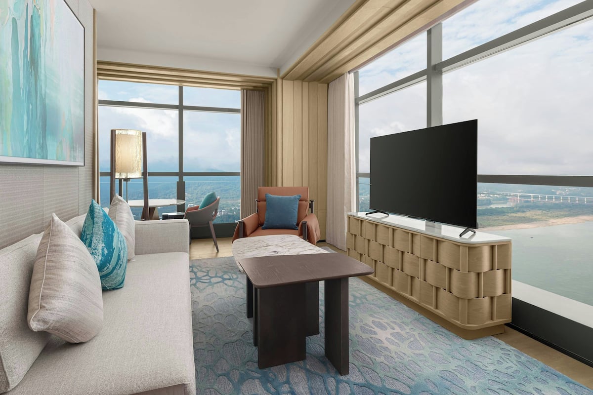 Deluxe Suite, 1 King Bed, River View