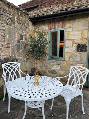 Outdoor dining - Refurbished historical cottage on the private estate of Slaugham Place Ruins. (Slaugham)
