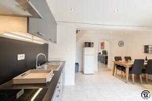 Kühlschrank, Mikrowelle, Geschirrspüler, Hochstuhl