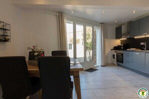 Kylskåp, mikrovågsugn, diskmaskin och barnstol